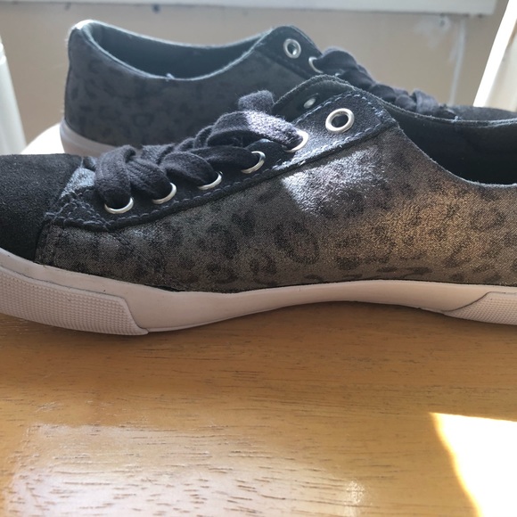 Guess grey cheetah print shoes - Picture 3 of 14